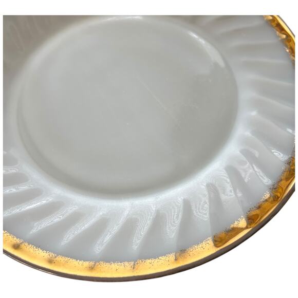 Classic Fire King Milk Glass Dinner Plate Gold Accent Ovenproof USA - Picture 12 of 12
